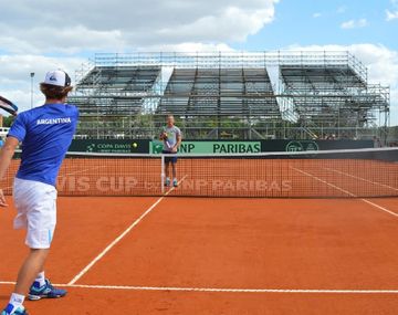 Daniel enseña y Santiago ejecuta. El capitán le regaló todo el conjunto oficial de Copa Davis.