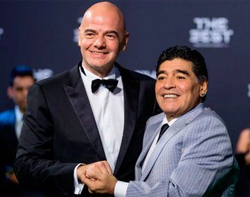 Gianni Infantino junto a Diego Maradona