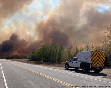 Evacúan a 25.000 personas por incendios forestales en Canadá