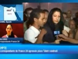 Acosan e intentan desnudar a una periodista en un móvil