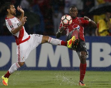 River le ganó al DIM de Colombia en un partido accidentado y demorado