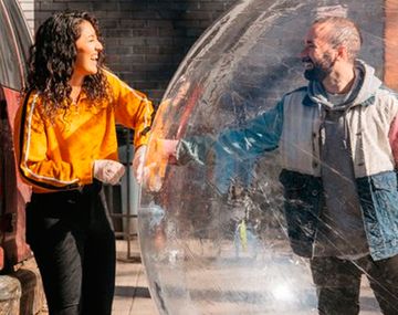 Fotógrafo conquistó a su vecina durante la cuarentena usando su teléfono