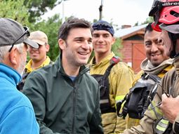El gobernador Ignacio Torres agradece el trabajo realizado por los brigadistas. El gobernador Ignacio Torres agradece el trabajo realizado por los brigadistas.