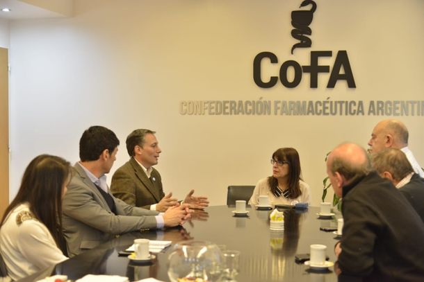 Fernando Gray con farmaceuticos