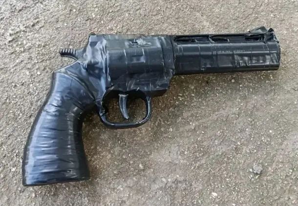 El adolescente llevó en su mochila una pistola de plástico con características visuales muy similares a las de un revólver calibre 38. El adolescente llevó en su mochila una pistola de plástico con características visuales muy similares a las de un revólver calibre 38.