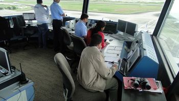 La Asociación de Controladores de Tránsito Aéreo del Uruguay (Actau) había anunciado medidas ente este miércoles y el martes de la semana que viene. La Asociación de Controladores de Tránsito Aéreo del Uruguay (Actau) había anunciado medidas ente este miércoles y el martes de la semana que viene.