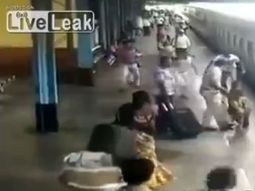 video: se salvo de milagro de ser arrollada por un tren video: se salvo de milagro de ser arrollada por un tren