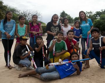 Magui Aicega en Salta junto a los chicos en Salta (Crédito: Unicef)