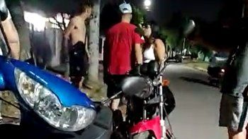 Relatos salvajes: un motoquero baleó a vecinos que le pidieron que baje la velocidad