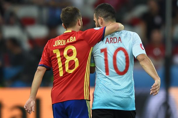 VIDEO: La reacción de Arda Turán, insultado por sus hinchas y aplaudido por los rivales