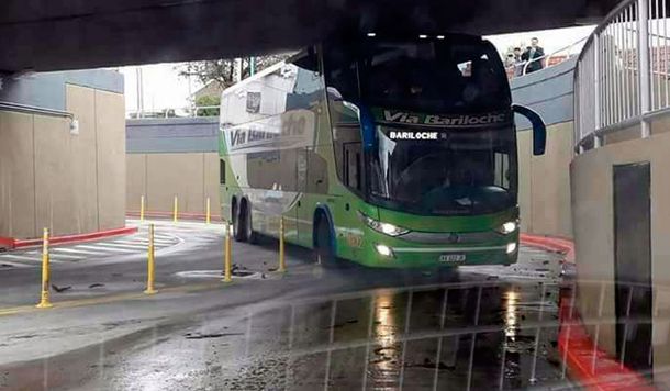 Ezpeleta: inauguraron un bajo nivel y un micro casi se quedó trabado