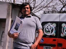 Antes los llevaba a la escuela y ahora les acerca las tareas, alimentos y remedios a niños con discapacidad