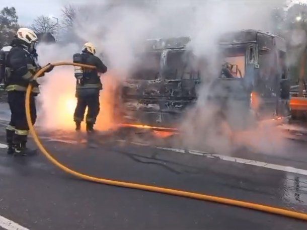 Caos en la General Paz por el incendio de una combi