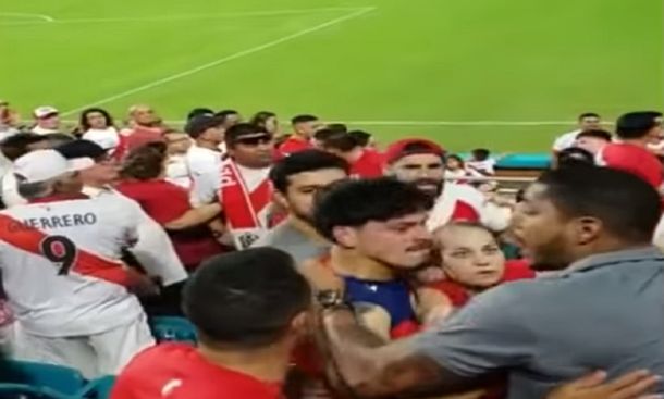 ¡Dale duro! Brutal pelea entre hinchas peruanos y chilenos durante un amistoso en EE.UU.