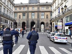 Conmoción en París por un intento de ataque terrorista en el museo del Louvre