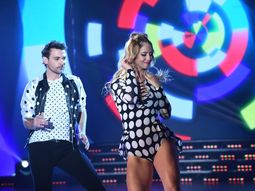 Pedro Alfonso y Flor Vigna bailan cumbia pop Pedro Alfonso y Flor Vigna bailan cumbia pop