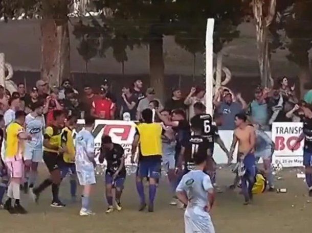 Escándalo en la Liga Rafaelina: revolearon una bicicleta de niños al campo de juego