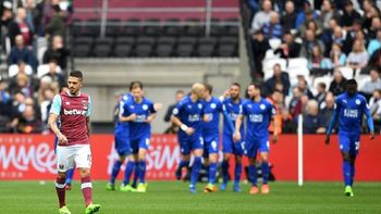 La tristeza de Lanzini, con el festejo del Leicester detrás La tristeza de Lanzini, con el festejo del Leicester detrás