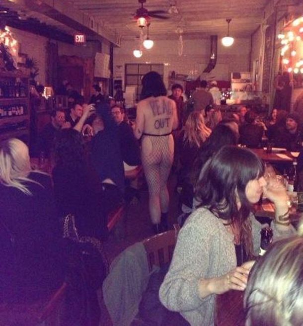 Era su último día y decidió mostrarse así