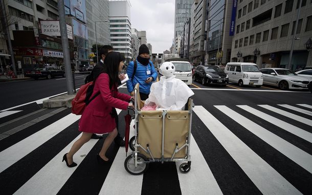 La historia de Tomomi Ota, una mujer que vive con un robot