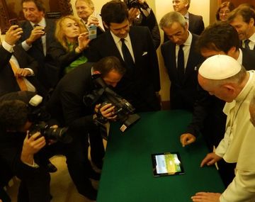 Francisco plantando un olivo virtual el pasado marzo en el Vaticano
