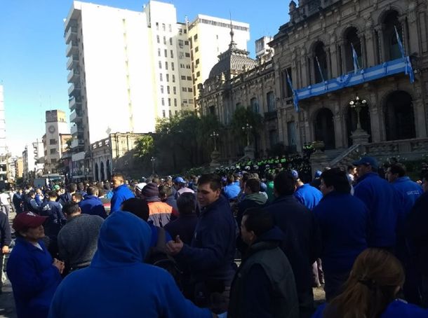 Protesta de trabajadores de supermercados Emilio Luque - Crédito:&nbsp;@eltanomdp86