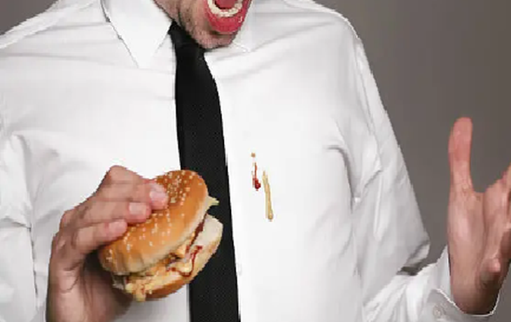 El truco viral para eliminar las manchas de desodorante de la ropa