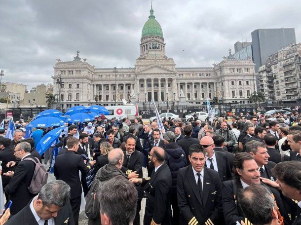 Cinco sindicatos de aeronavegantes se congregan frente al Congreso