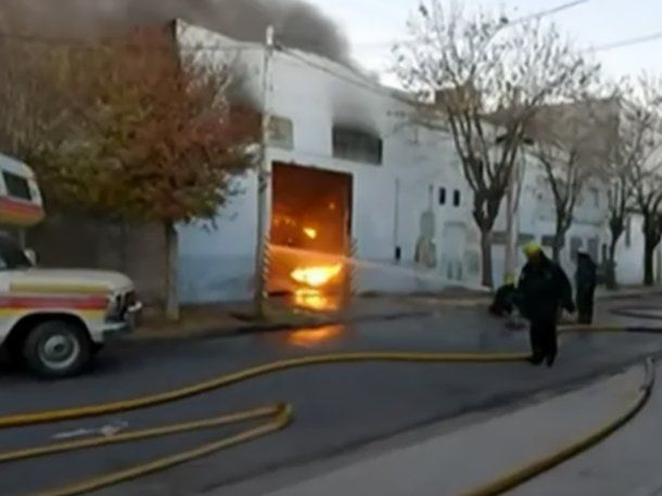 Voraz incendio destruye una fábrica de plásticos en San Justo