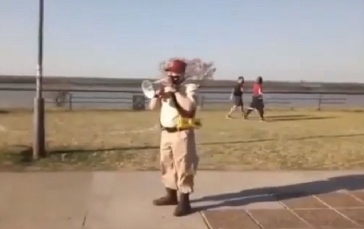VIDEO: Furor por el agente urbano que reta a los transeúntes que no usan barbijo