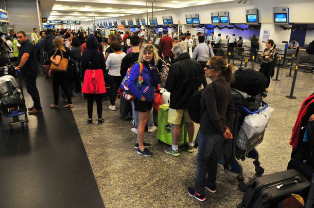 Otra paritaria que rompe con el techo del Gobierno: Aeronáuticos cerró una suba del 25%