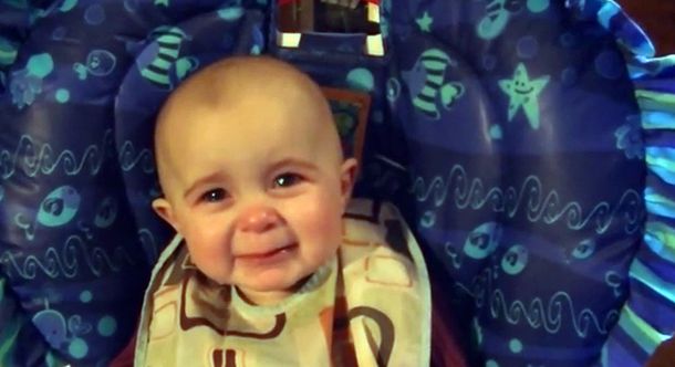 VIDEO: Una beba que se emociona con su mamá cantando es furor en Internet