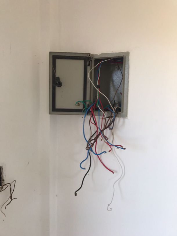 La casa no tiene conexion eléctrica