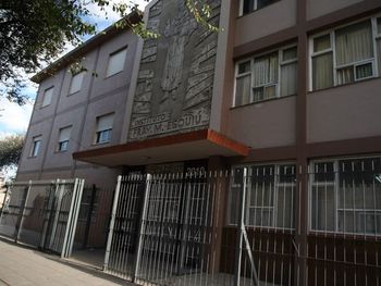 Separan del cargo a docente que amordazaba a sus alumnos