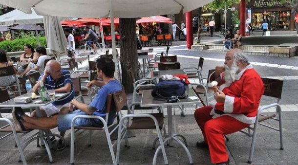 Papá Noel toma un helado por el calor