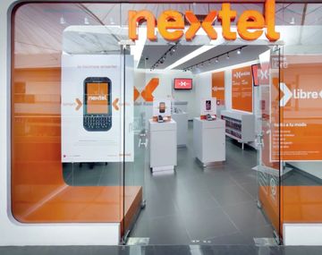 El Gobierno advirtió que Nextel podría perder su licencia si avanza con la venta al Grupo Clarín