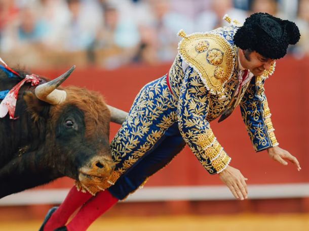 Morante de La Puebla debió ser intervenido de urgencia tras recibir una embestida.