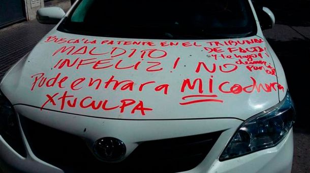Estacionó el auto en una cochera y le hicieron un escrache con un labial rojo