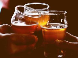 Para la mitad de los españoles, el alcohol es el causante de las violaciones