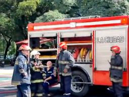 en pleno apagon en la ciudad, exploto un cable de alta tension e hirio a un operario