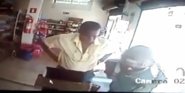 VIDEO: Un hombre de 80 años frenó a un ladrón que tenía un arma