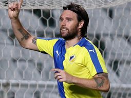 quiso cargar a cavenaghi por su peso y el delantero lo dejo en ridiculo quiso cargar a cavenaghi por su peso y el delantero lo dejo en ridiculo