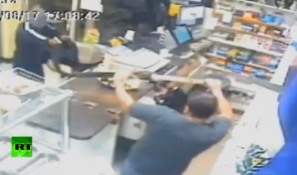 VIDEO: Ahuyenta a un ladrón armado con un machete