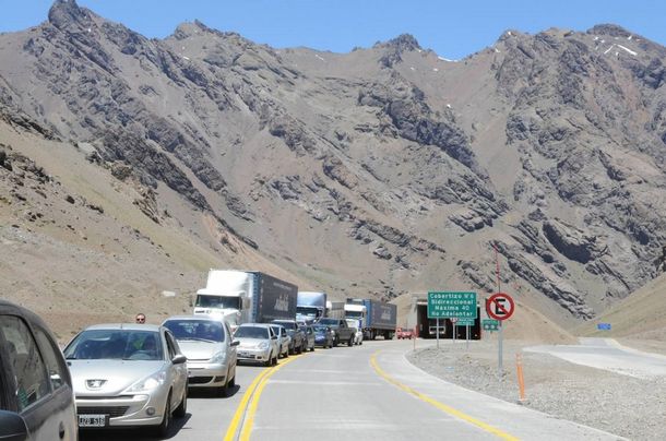 Largas colas en el paso fronterizo para ingresar a Chile.