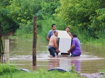 Elevan a roja alerta por la crecida del río Luján