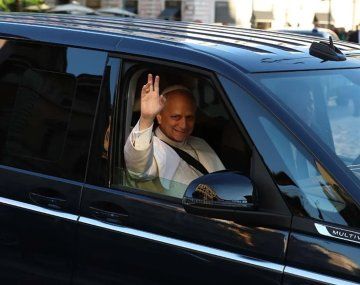 Volvió el lujo al Vaticano: este es el costoso vehículo que eligió el papa León XIV