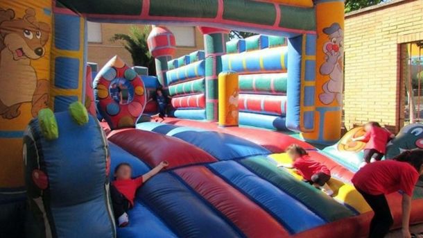 Un chico de 5 años se fracturó el cráneo al caer de un juego inflable