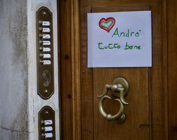 Andar&aacute; todo bien, dicen los letreros en las viviendas de Italia: el pa&iacute;s es uno de los m&aacute;s golpeados por la pandemia de Coronavirus Covid-19