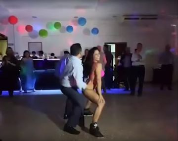 El director del hospital Evita Pueblo bailando con una stripper