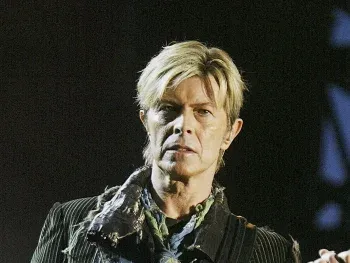 Subastan un manuscrito de David Bowie por más de US$200 mil